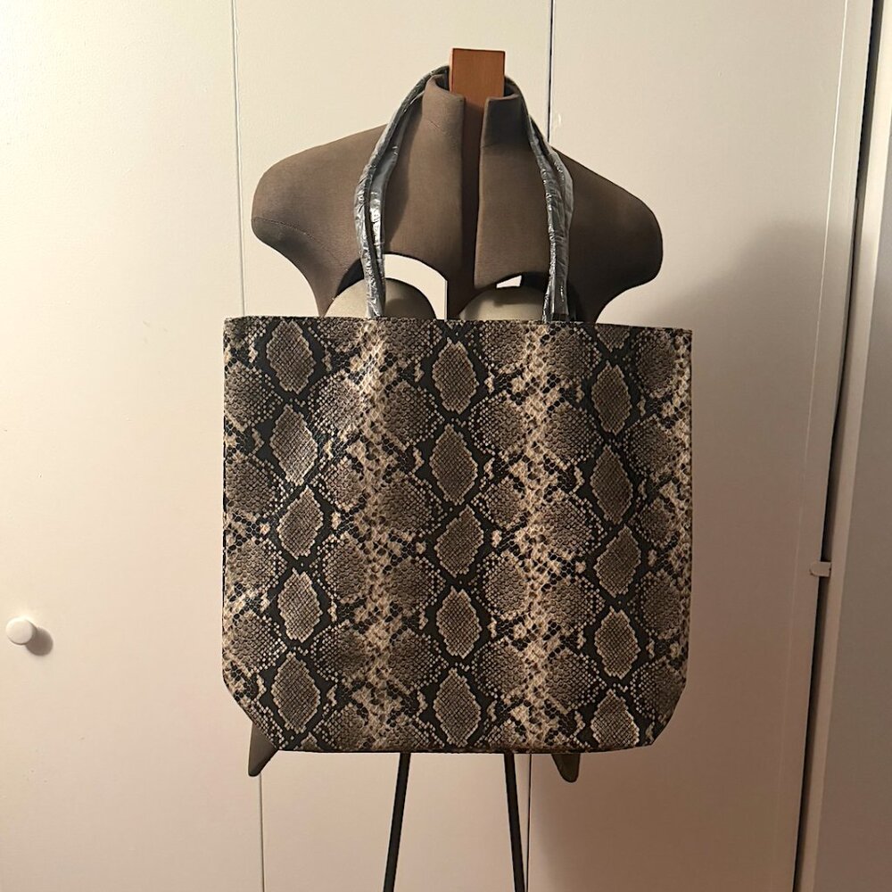 Bloomingdale Faux snakeskin black bag brand new with cell phone pockets inside